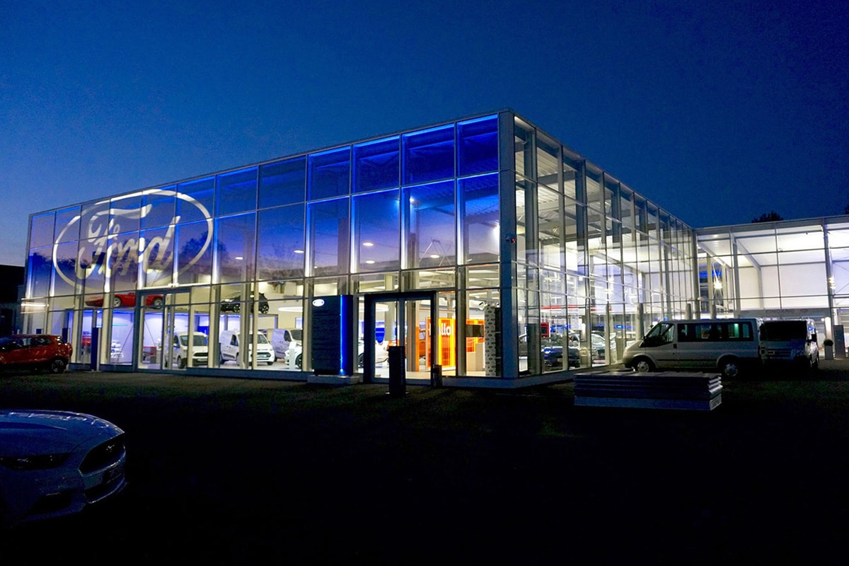 Autohaus Dünnes Fordstore in Regensburg nachts von außen