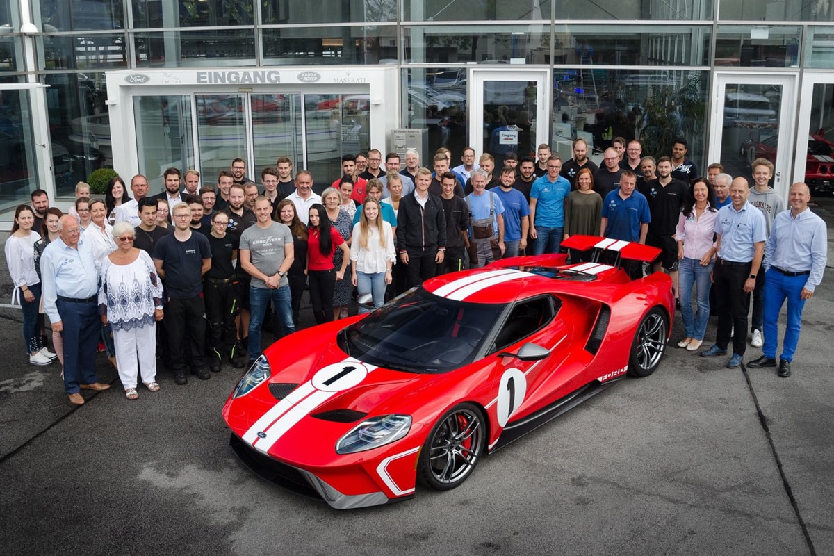 Roter Ford GT und Mannschaft des Autohaus Dünnes in Regensburg