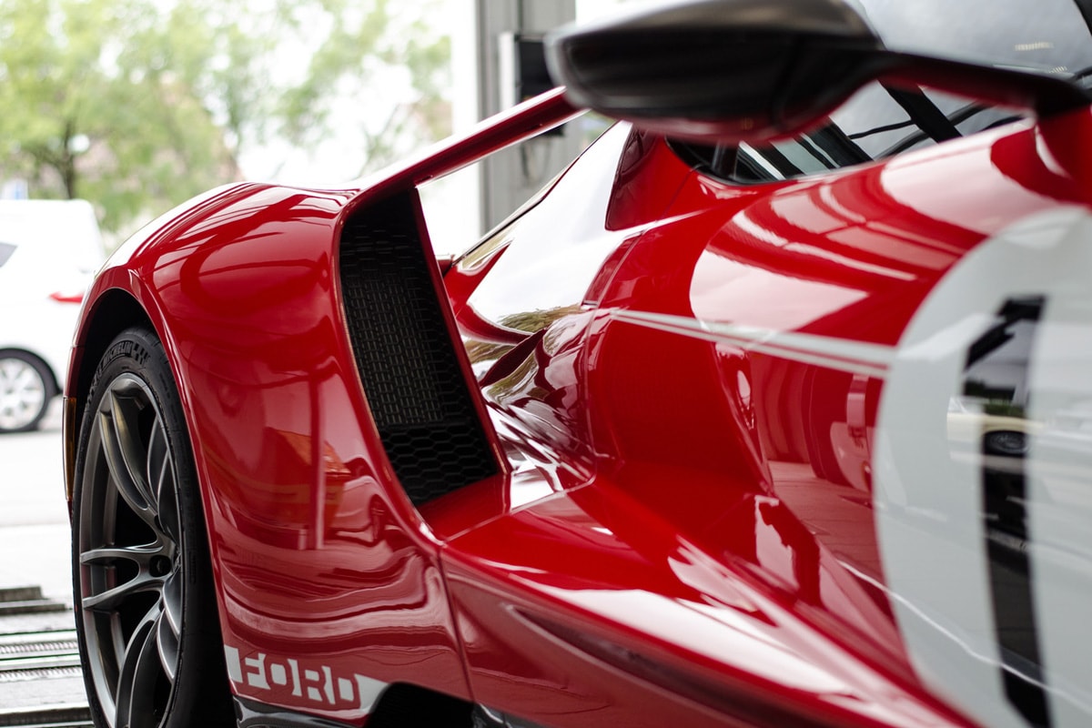 Roter Ford GT in Seitenansicht im Fordstore Dünnes in Regensburg