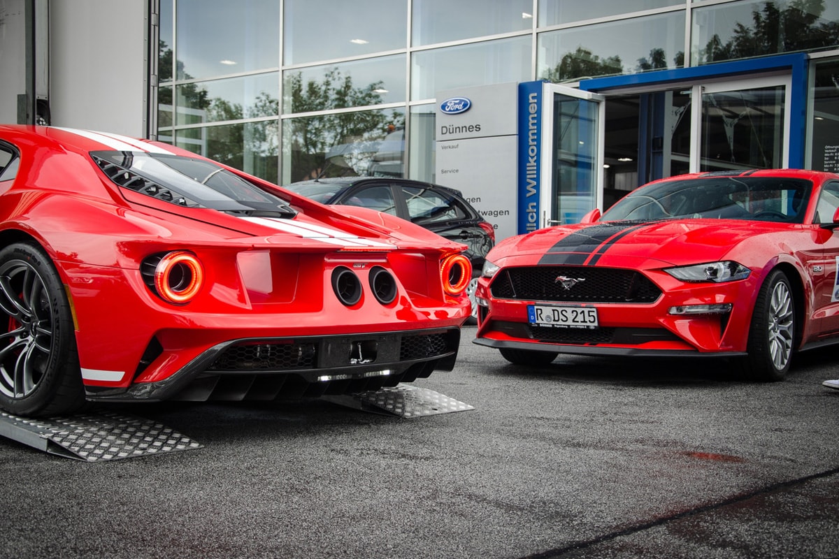Roter Ford GT und roter Ford Mustang im Fordstore Dünnes in Regensburg