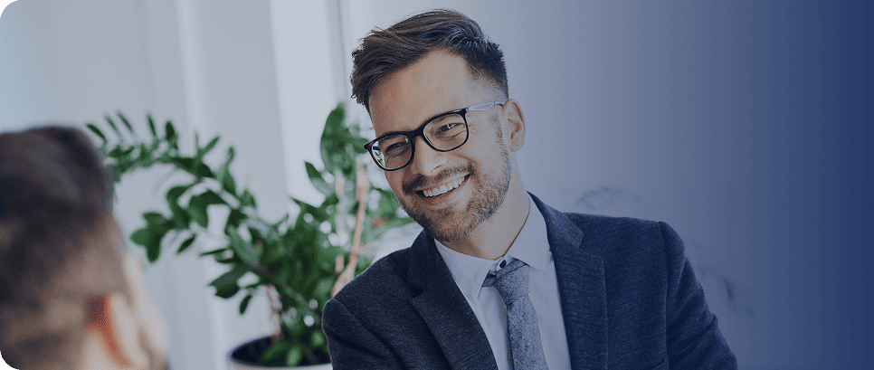 Bild zeigt, Mann mit Brille