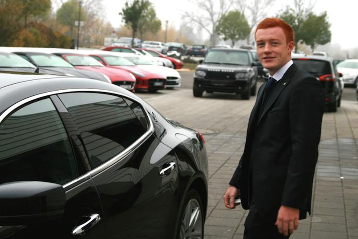 Autoverkäufer trifft Frau