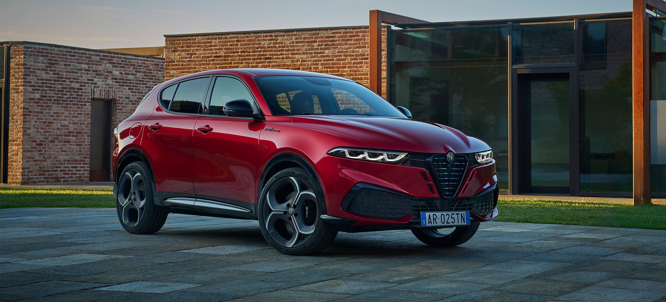 zu sehen ist der Alfa Romeo Tonale in der Farbe Rot