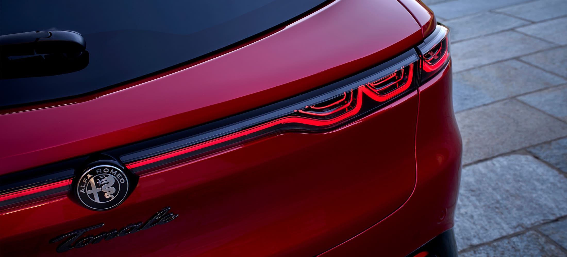 zu sehen ist die Heckheuchte und der schriftzug des Alfa Romeo Tonale