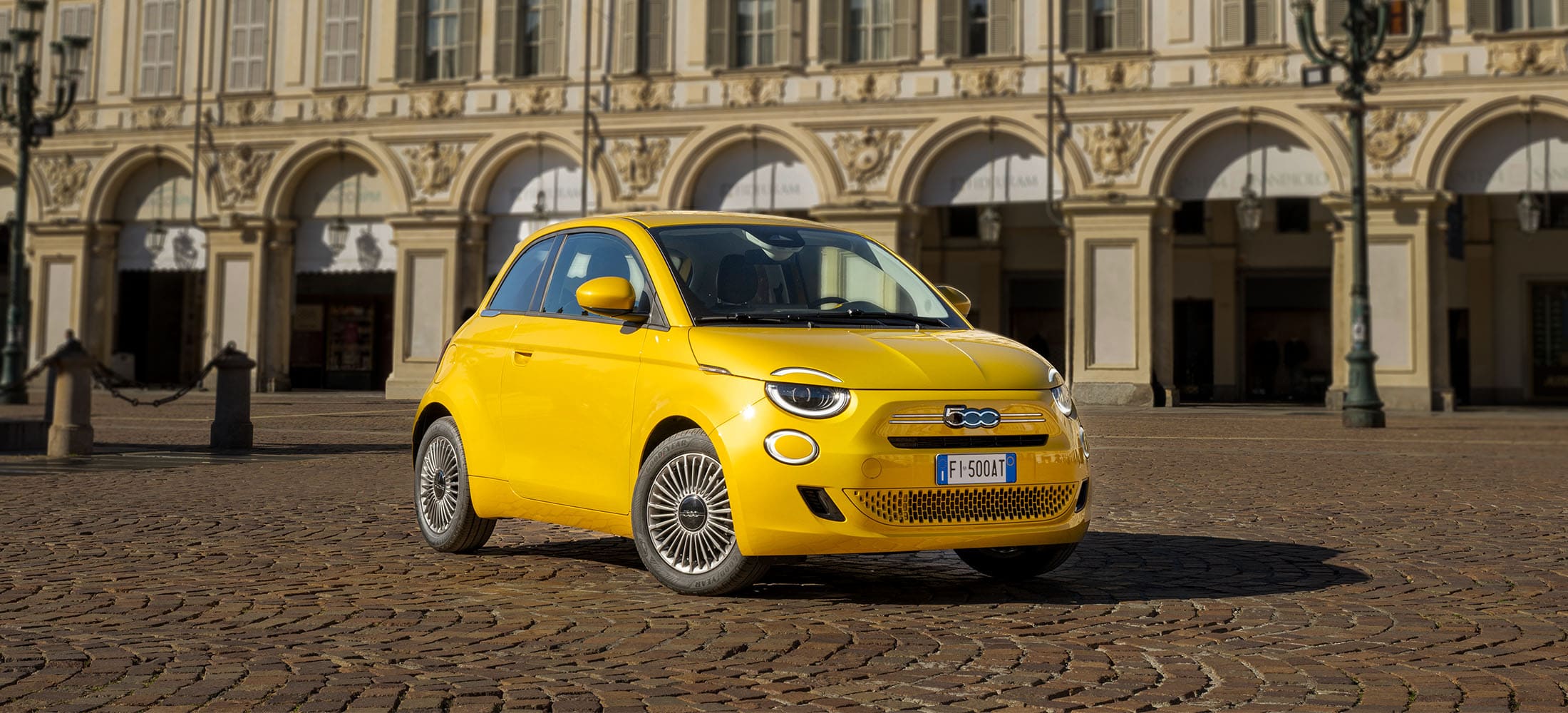 zu sehen ist der Fiat 500 Hybrid in der Farbe Gelb