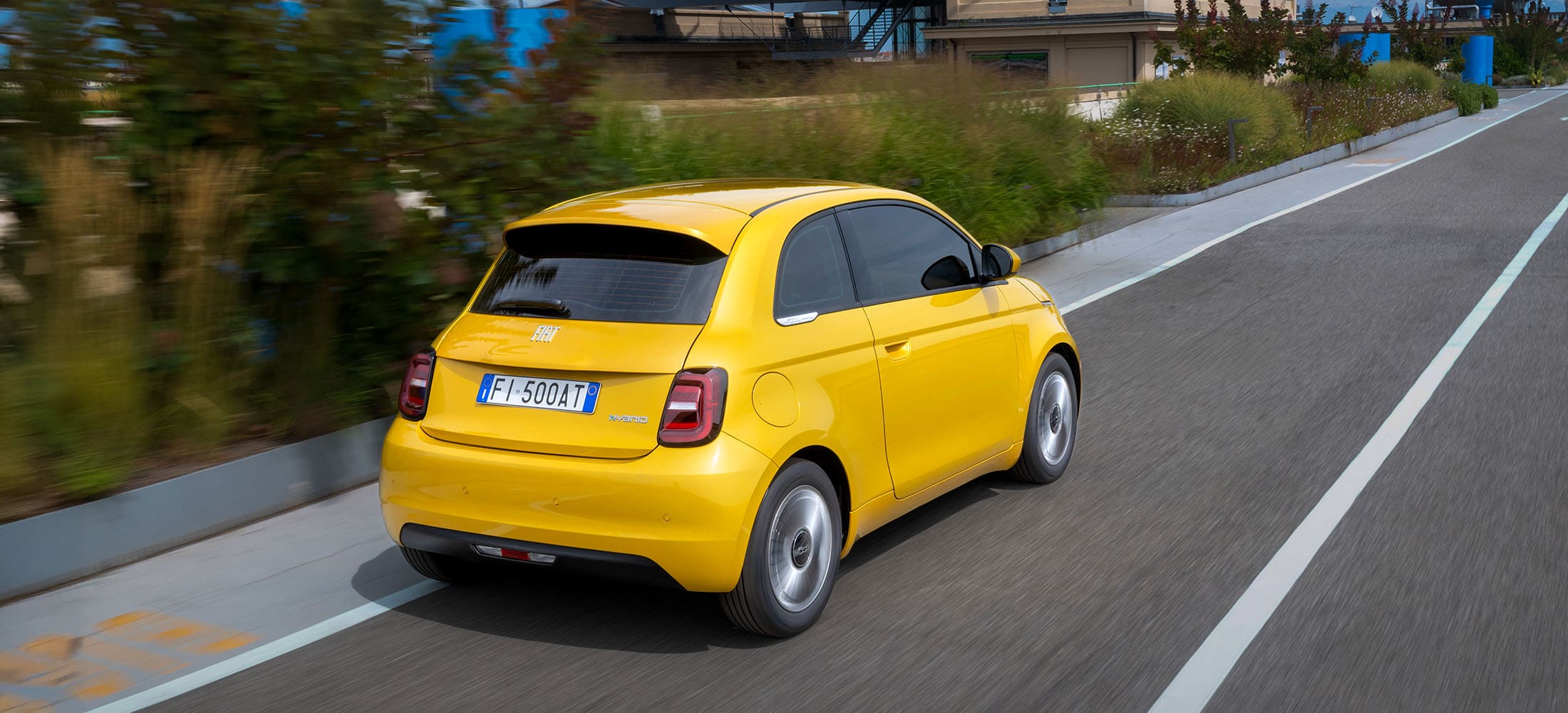 zu sehen ist das Heck des Fiat 500 Hybrid