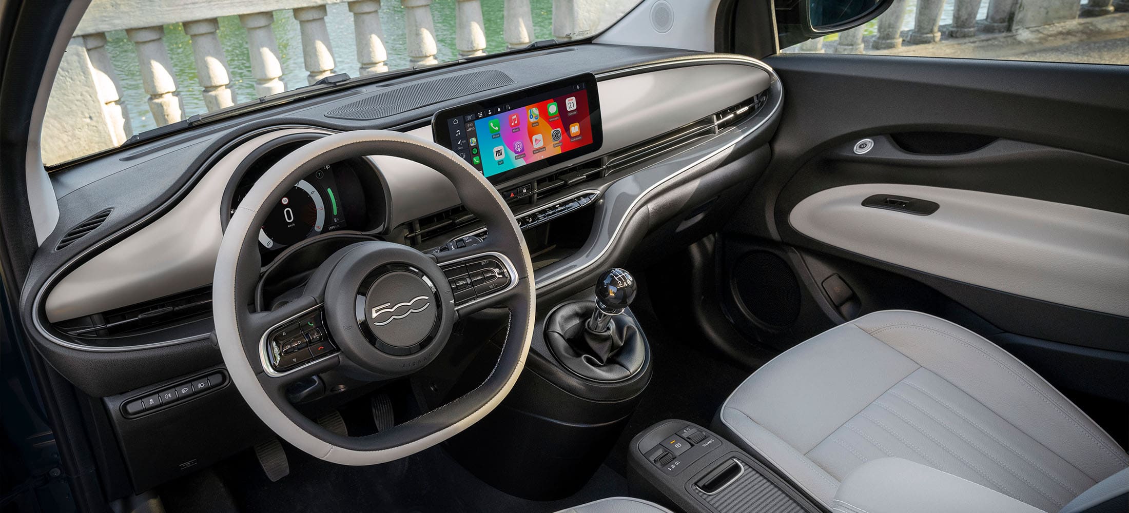 zu sehen ist das Lenkrad und das Interior des Fiat 500 Hybrid