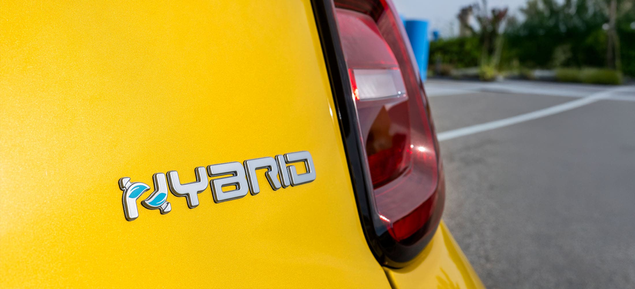 zu sehen ist die Heckheuchte und der schriftzug des Fiat 500 Hybrid