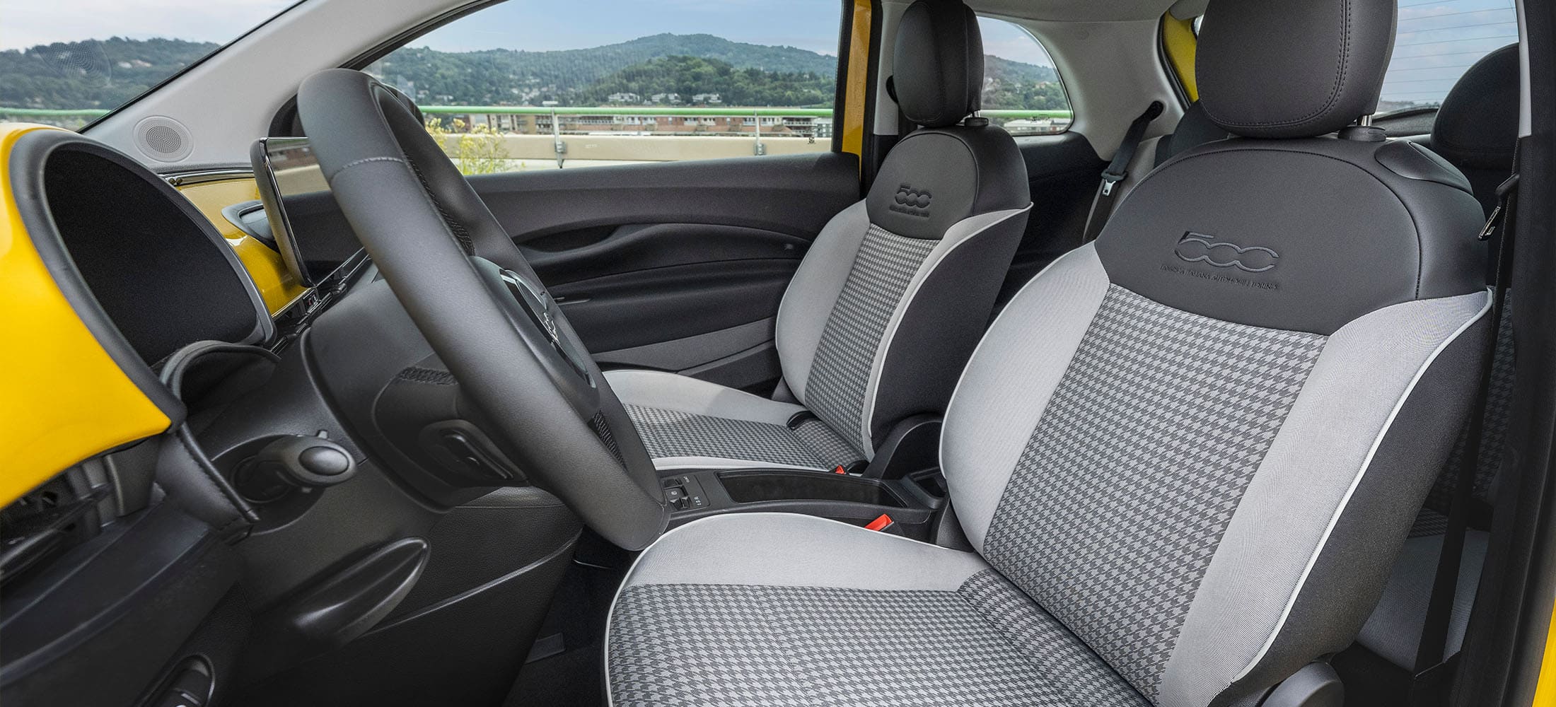 zu sehen sind die Sitze des Fiat 500 Hybrid